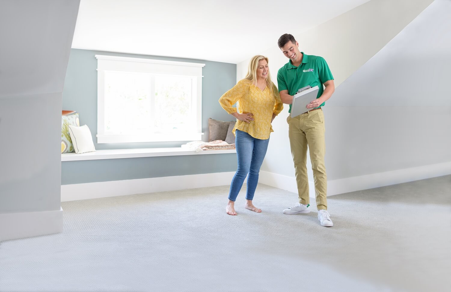 carpet-cleaning-pflugerville-tx customer speaking with a chem-dry tech in a living room